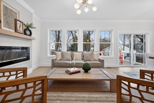 8 Dobbins Road, Waltham, MA 02453