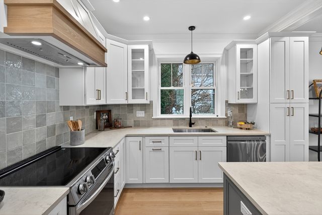 8 Dobbins Road, Waltham, MA 02453