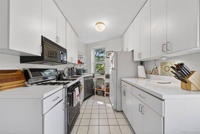 241-20 Northern Boulevard 4P, Little Neck, NY 11362