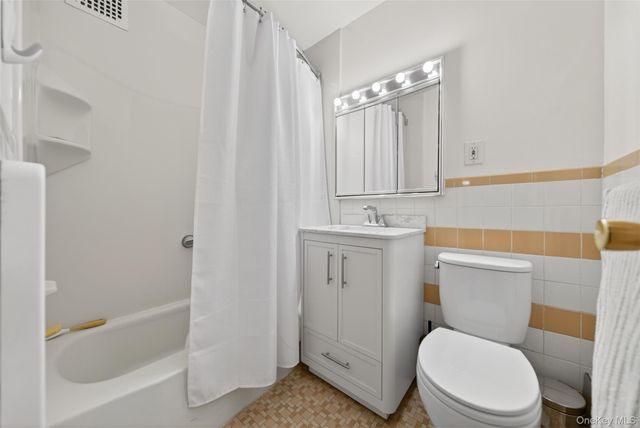 241-20 Northern Boulevard 4P, Little Neck, NY 11362