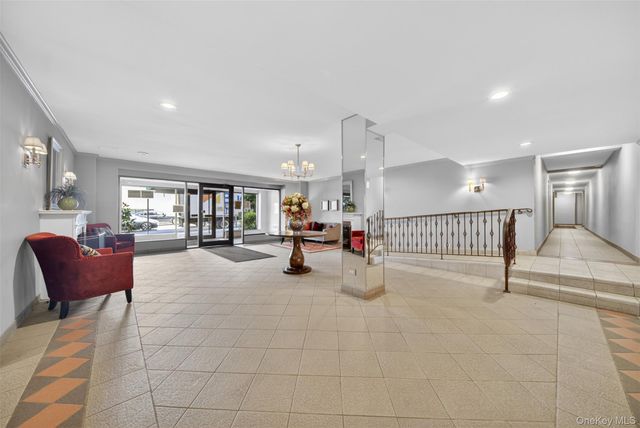 241-20 Northern Boulevard 4P, Little Neck, NY 11362