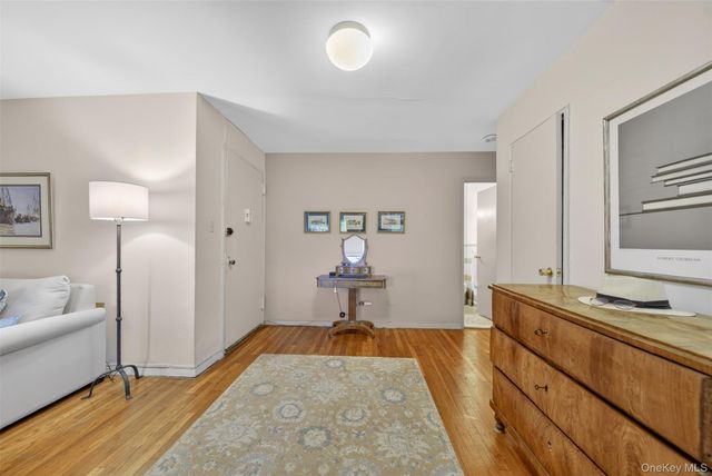 241-20 Northern Boulevard 4P, Little Neck, NY 11362