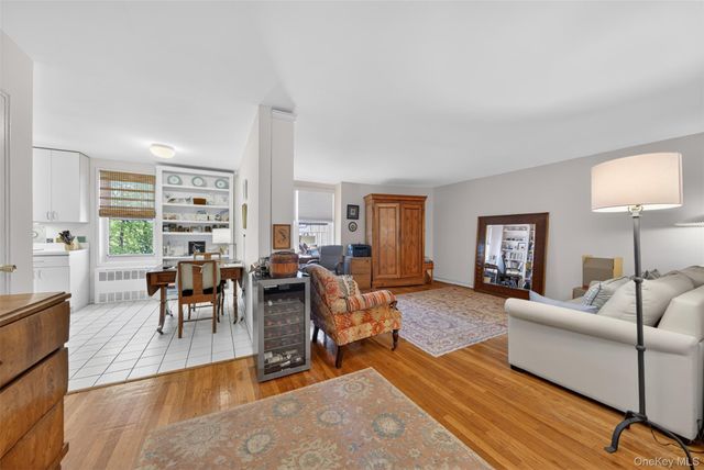 241-20 Northern Boulevard 4P, Little Neck, NY 11362
