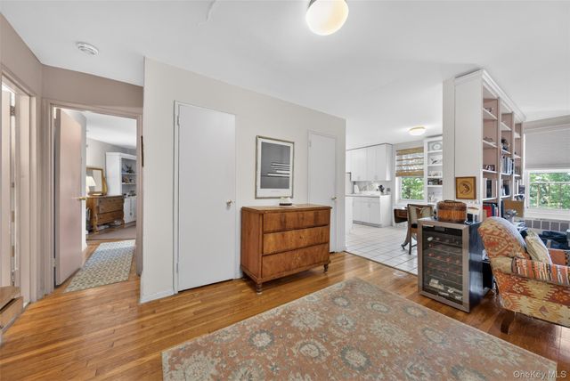 241-20 Northern Boulevard 4P, Little Neck, NY 11362