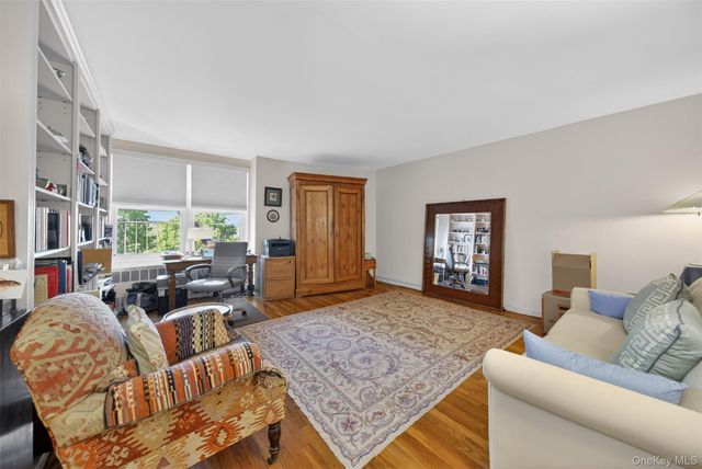 241-20 Northern Boulevard 4P, Little Neck, NY 11362