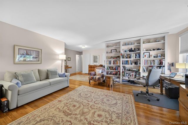 241-20 Northern Boulevard 4P, Little Neck, NY 11362