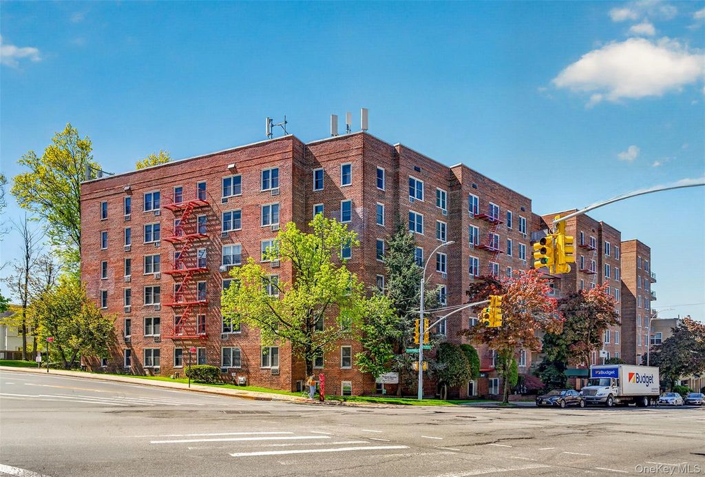 241-20 Northern Boulevard 4P, Little Neck, NY 11362
