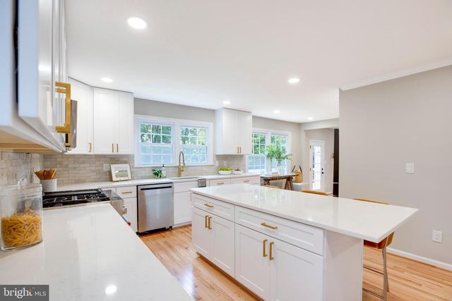 3599 BEECH DOWN DR, Chantilly, VA 20151