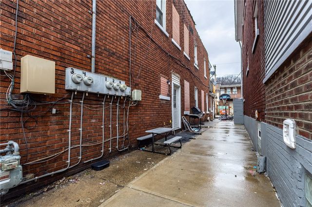 832 Broadway Ave, Mckees Rocks, PA 15136