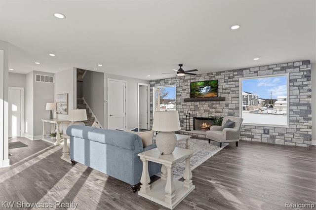 9090 Buckingham Street, White Lake, MI 48386