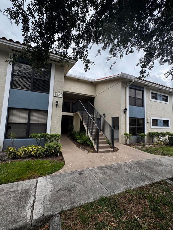 1525 Lake Crystal Drive C, West Palm Beach, FL 33411