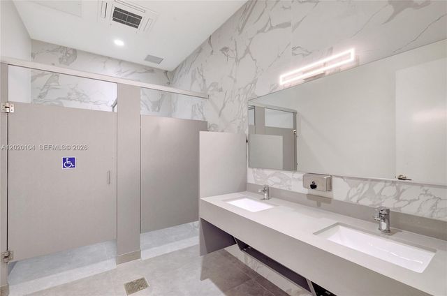 21290 Biscayne 210 210, Aventura, FL 33180