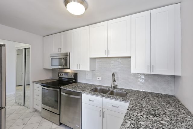 5701 N Sheridan Road 22H, Chicago, IL 60660