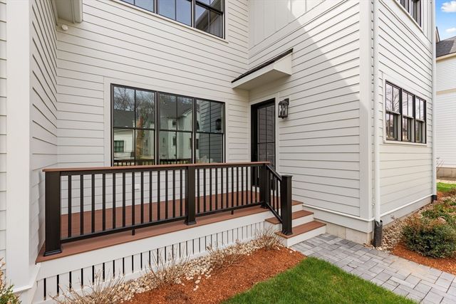 8 Common Court, Lexington, MA 02421