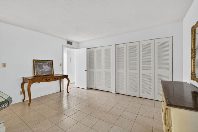 26 Golfs Edge F, West Palm Beach, FL 33417