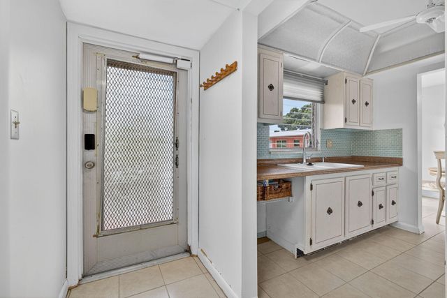 26 Golfs Edge F, West Palm Beach, FL 33417