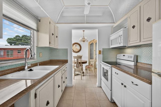 26 Golfs Edge F, West Palm Beach, FL 33417