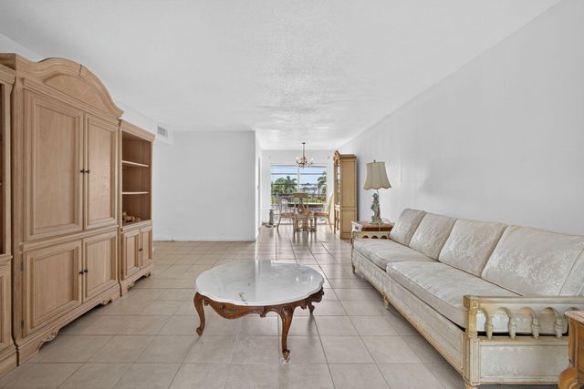 26 Golfs Edge F, West Palm Beach, FL 33417