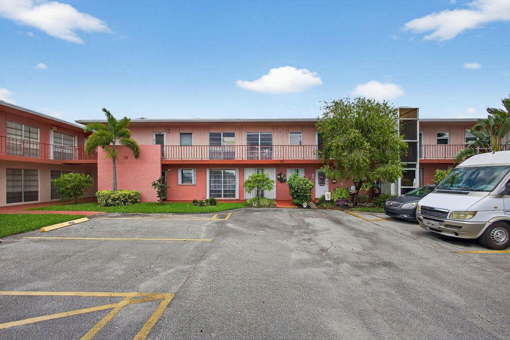 26 Golfs Edge F, West Palm Beach, FL 33417