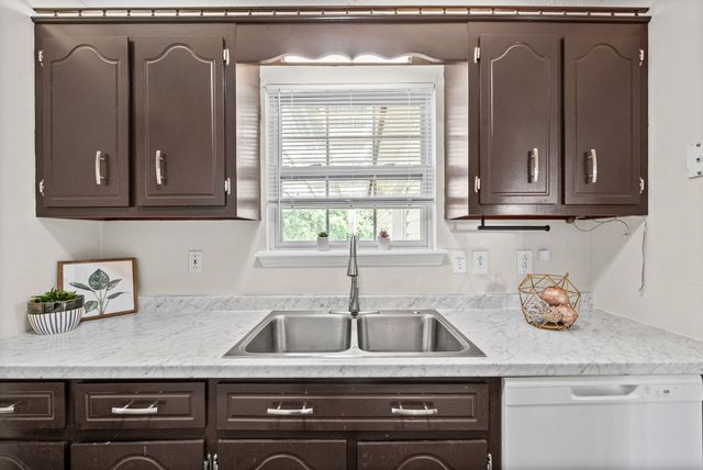 239 Golden Pond Ave, Oak Grove, KY 42262
