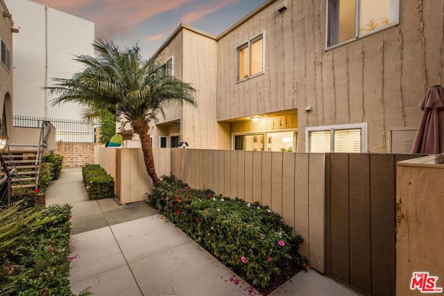 8025 Redlands Street 13, Playa Del Rey (los Angeles), CA 90293