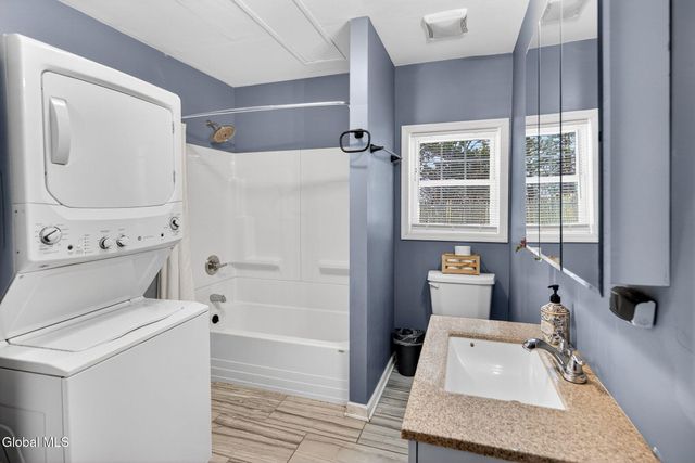 10 Katherine Terrace, Clifton Park, NY 12065