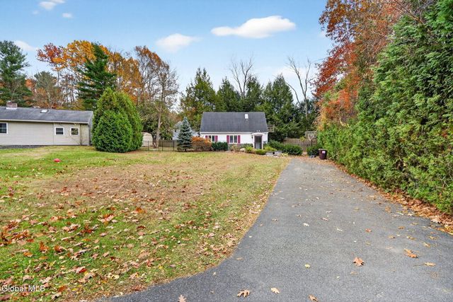 10 Katherine Terrace, Clifton Park, NY 12065