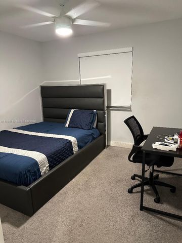 7690 S Southwood Cir, Davie, FL 33328