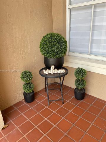 7690 S Southwood Cir, Davie, FL 33328