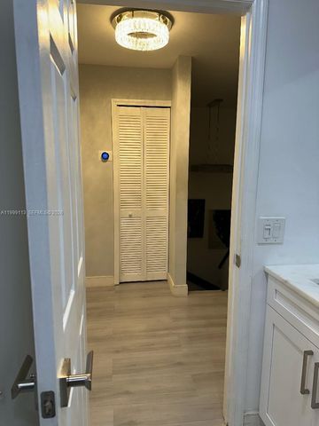 7690 S Southwood Cir, Davie, FL 33328