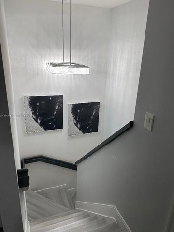 7690 S Southwood Cir, Davie, FL 33328