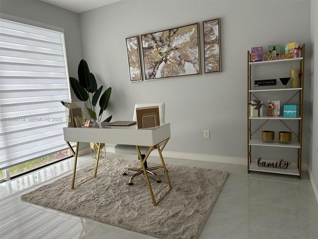 7690 S Southwood Cir, Davie, FL 33328