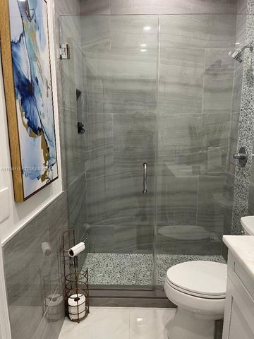 7690 S Southwood Cir, Davie, FL 33328