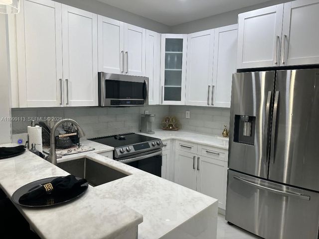 7690 S Southwood Cir, Davie, FL 33328