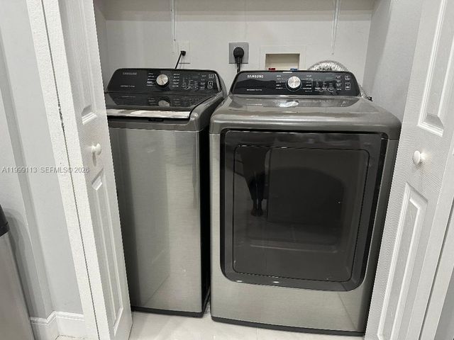 7690 S Southwood Cir, Davie, FL 33328