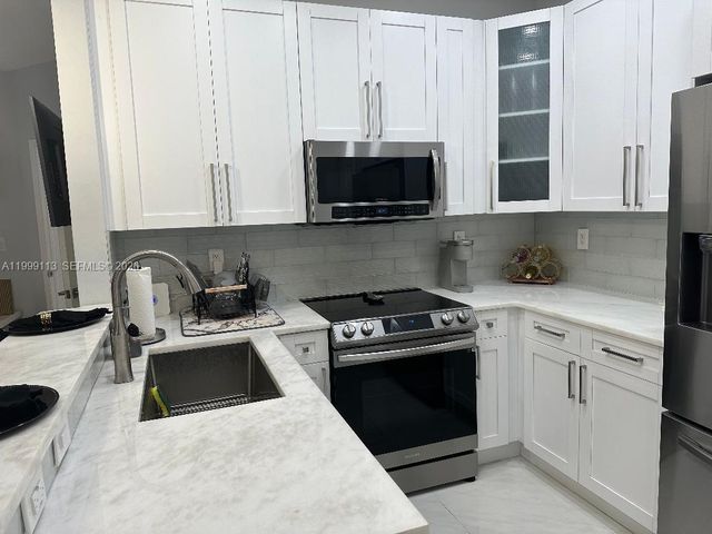 7690 S Southwood Cir, Davie, FL 33328