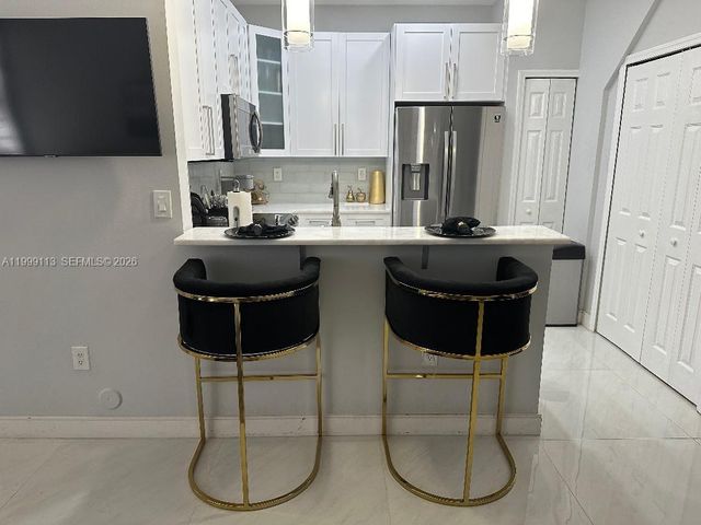 7690 S Southwood Cir, Davie, FL 33328