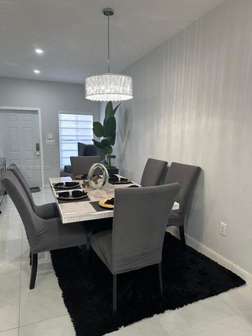 7690 S Southwood Cir, Davie, FL 33328