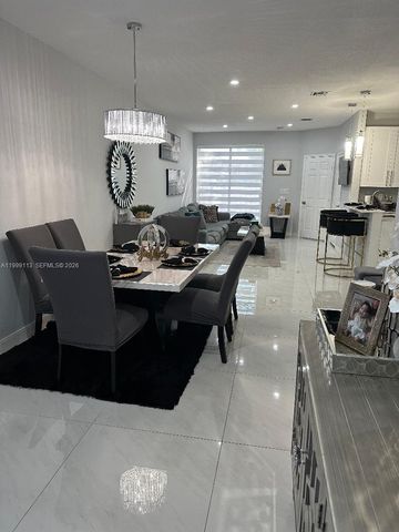 7690 S Southwood Cir, Davie, FL 33328