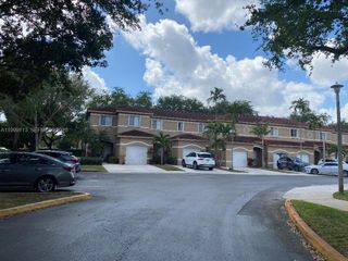 7690 S Southwood Cir, Davie, FL 33328