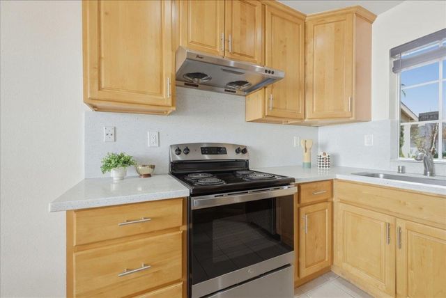 542 542 White Fir Dr, San Leandro, CA 94577