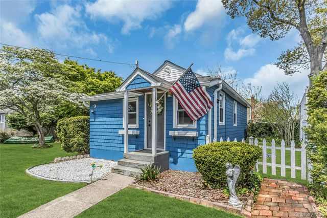 71 Paprocki Avenue, West Islip, NY 11795