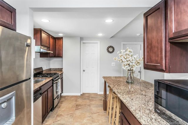 71 Paprocki Avenue, West Islip, NY 11795
