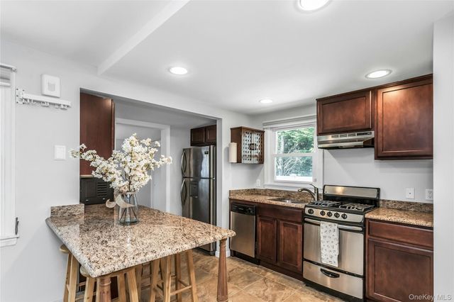 71 Paprocki Avenue, West Islip, NY 11795