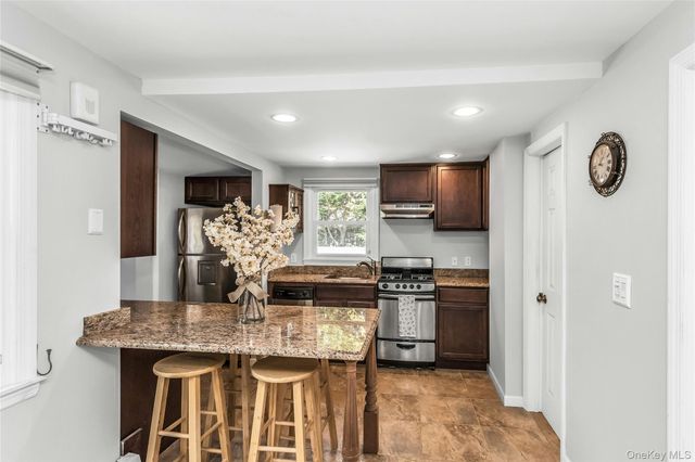 71 Paprocki Avenue, West Islip, NY 11795