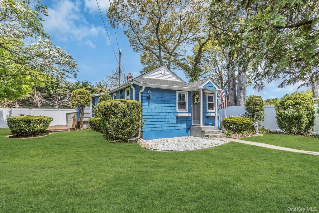 71 Paprocki Avenue, West Islip, NY 11795