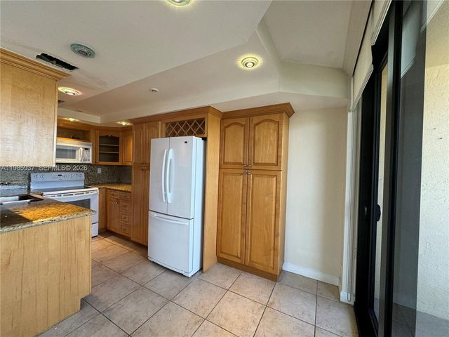 2555 Collins Ave 2002, Miami Beach, FL 33140