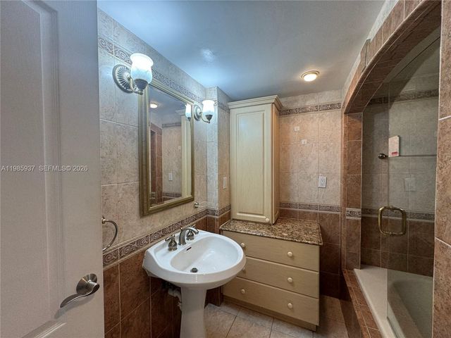 2555 Collins Ave 2002, Miami Beach, FL 33140