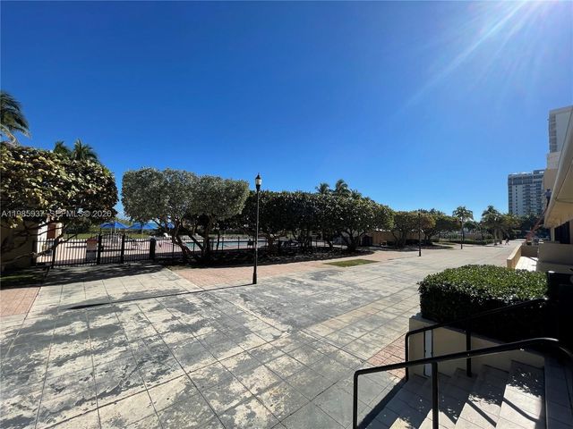 2555 Collins Ave 2002, Miami Beach, FL 33140