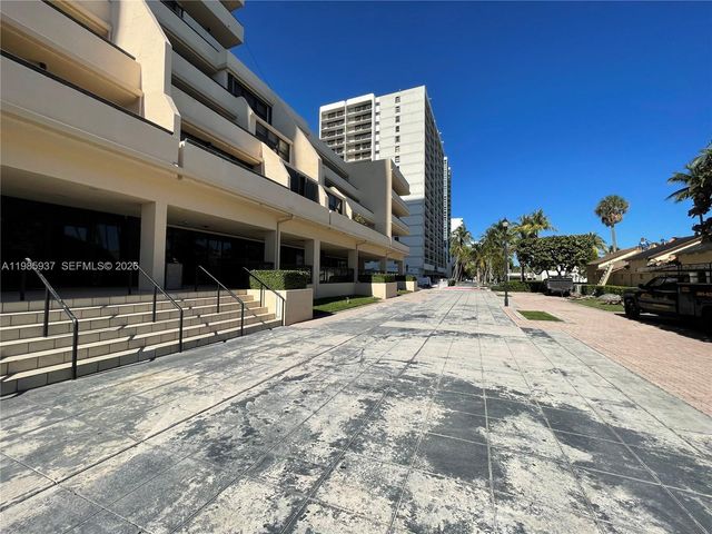 2555 Collins Ave 2002, Miami Beach, FL 33140